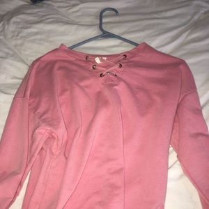 there is 0 wear or tear visible on this sweatshirt